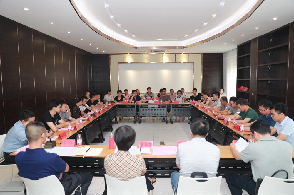由（縣委常委、政法委書記）官雄主持、黃美萍（縣委書記）蘇建旗（縣長）參加“村企結(jié)對、真情幫扶”簽約授牌儀式、