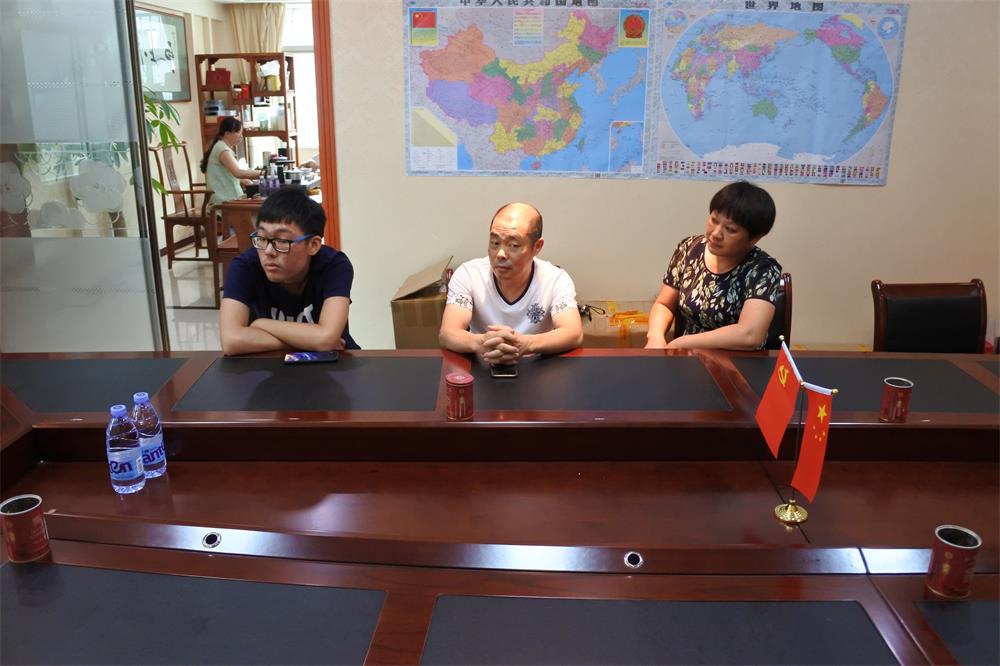 知識(shí)改變?nèi)说拿\(yùn)，公司職工子女考上大學(xué) 單位頒發(fā)助學(xué)金