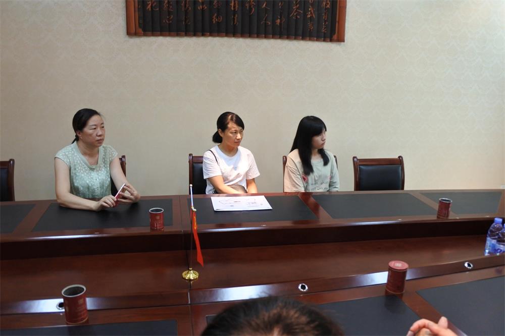 知識(shí)改變?nèi)说拿\(yùn)，公司職工子女考上大學(xué) 單位頒發(fā)助學(xué)金