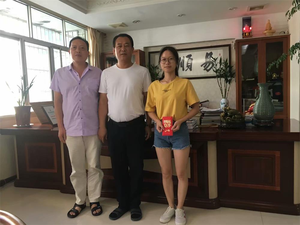 知識(shí)改變?nèi)说拿\(yùn)，公司職工子女考上大學(xué) 單位頒發(fā)助學(xué)金