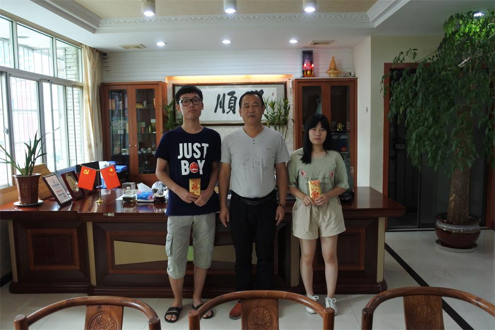 知識(shí)改變?nèi)说拿\(yùn)，公司職工子女考上大學(xué) 單位頒發(fā)助學(xué)金